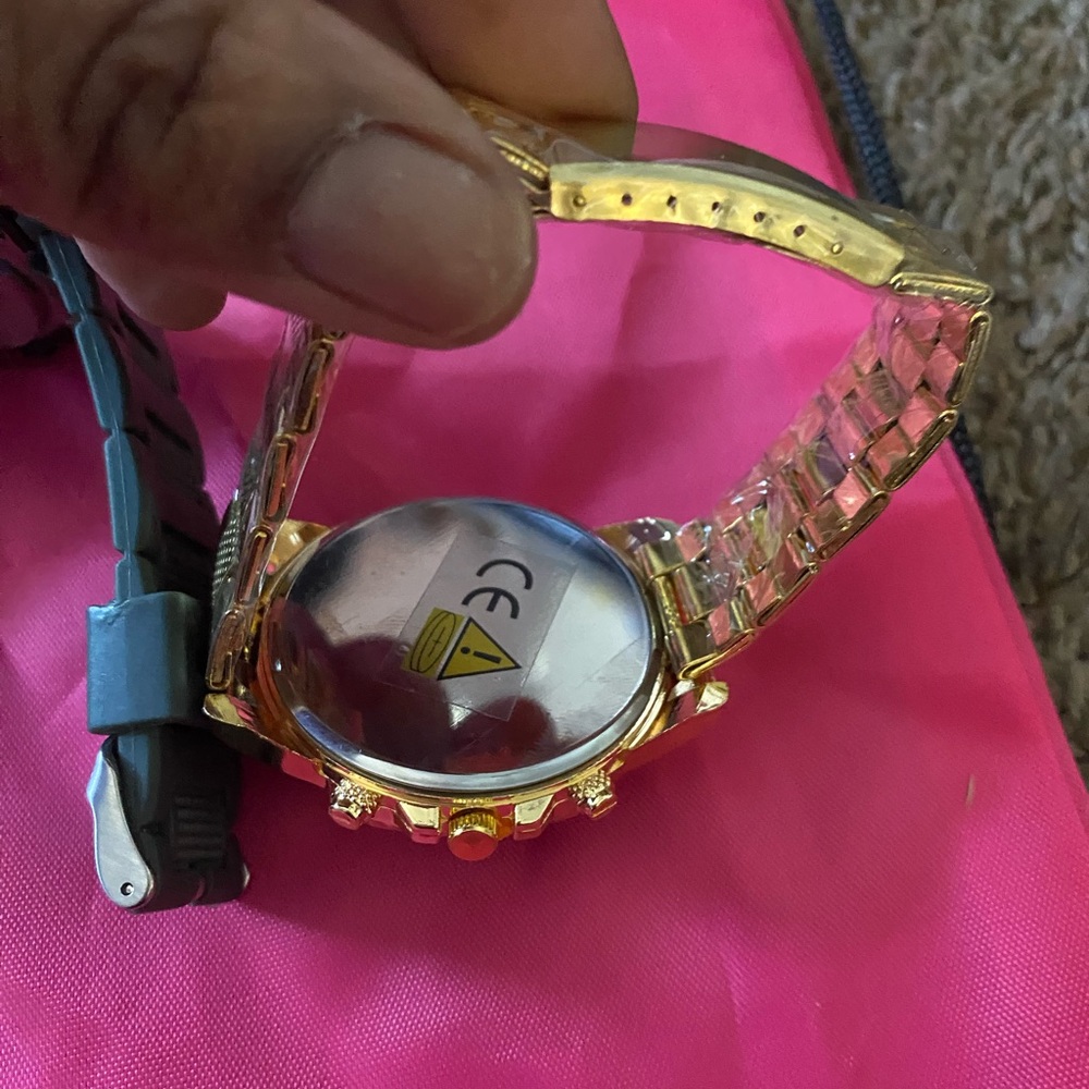 Set of Four Stylish Watches - Picture 9 of 13